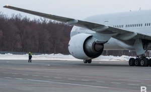 В барнаульском аэропорту шесть человек упали с трапа во время посадки в самолет — видео