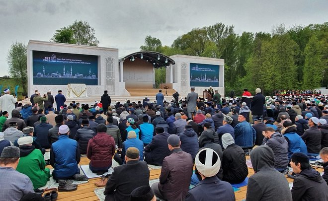 В Казани проходит чтение намаза перед закладкой камня Соборной мечети